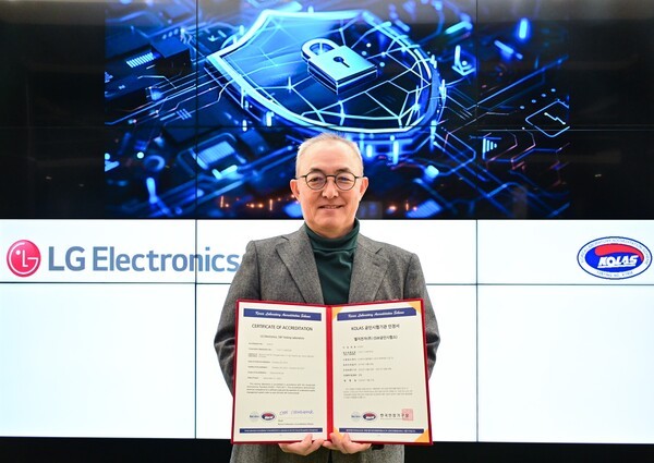 LG전자가 한국인정기구(KOLAS)로부터 IoT 분야 사이버보안 공인시험 수행 자격을 획득했다. LG전자 CTO부문 박인성 SW센터장이 IoT 분야 사이버보안 공인시험 자격 인정서를 들고 있다. [제공=LG전자]