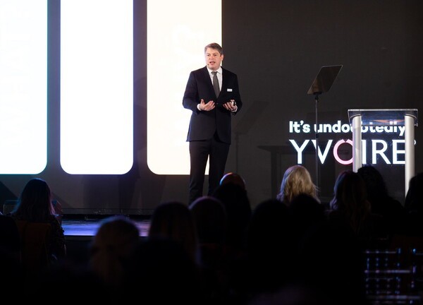 LG화학 이브아르 캐나다 런칭 행사에서 이브아르 자문 의사단 멤버가 제품을 소개하고 있다. [제공=LG화학]