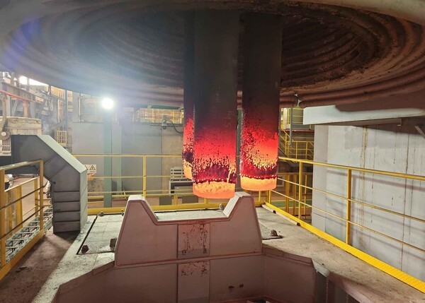 포스코퓨처엠이 제조기술을 국산화한 직경 300mm의 UHP(Ultra High Power)급 전극봉. [제공=포스코퓨처엠]