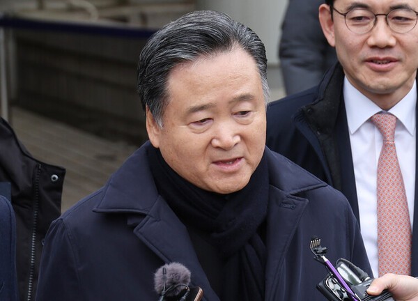 증여세를 회피하려 계열사 주식을 저가에 팔도록 지시한 혐의로 기소된 허영인 SPC그룹 회장이 지난 2월2일 1심에서 무죄를 선고받고 서초구 서울중앙지법을 나서고 있다. 연합뉴스