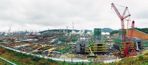 울산시 온산국가산업단지에 위치한 S-OIL 샤힌 프로젝트 건설 현장에서 크래킹 히터가 구축되고 있다. [제공=에쓰오일]