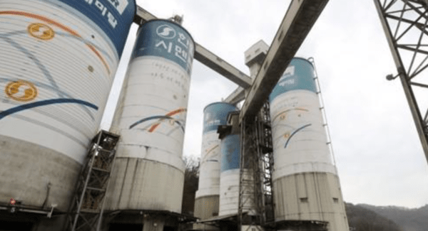 시멘트 공장의 저장소에서 운송차량에 시멘트를 옮겨 싣고 있다. [제공=연합뉴스]