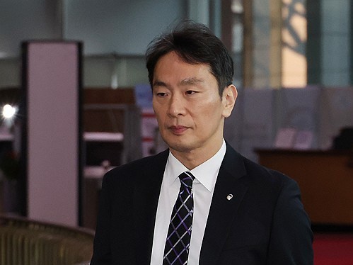 정부서울청사에 들어서는 이복현 금융감독원장[제공=연합]