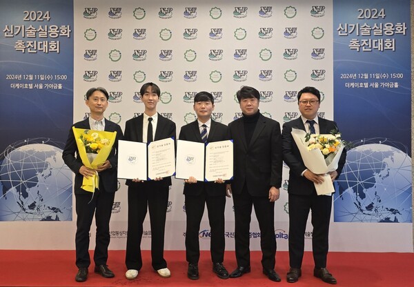 신규 열처리 기술을 개발한 현대제철-현대차 직원들이 신기술인증을 받은 후 기념 촬영하고 있는 모습. [제공=현대제철]