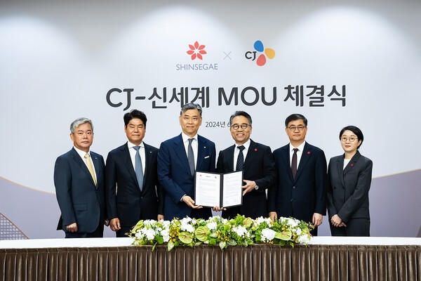 지난 6월 5일 신세계그룹과 CJ그룹의 ‘사업제휴 합의서 체결식’에 신영수 CJ대한통운 대표(왼쪽부터), 허민회 CJ CGV 대표, 김홍기 CJ주식회사 대표, 임영록 신세계그룹 경영전략실장, 한채양 이마트 대표, 위수연 신세계프라퍼티 컨텐츠본부장이 참석했다. [제공=신세계그룹]