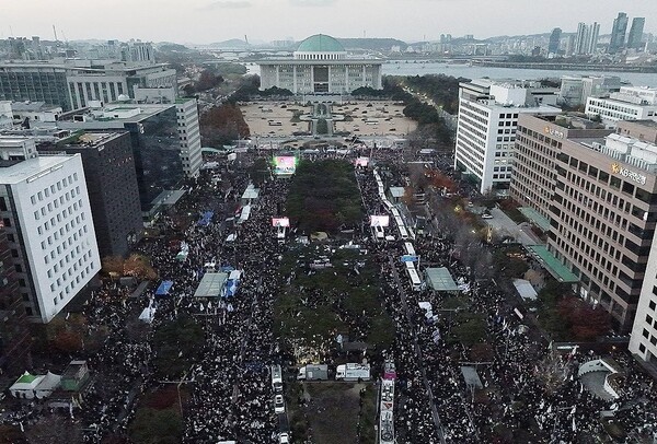 서울 여의도 국회 인근에 대규모 인원들이 모였다.[출처=연합]
