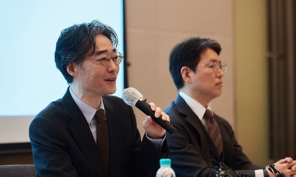 ▶ 임종윤(왼쪽) 이사, 임종훈 한미사이언스 대표가 서울 영등포구 FKI타워에서 기자간담회를 하고 있다. [제공=연합]