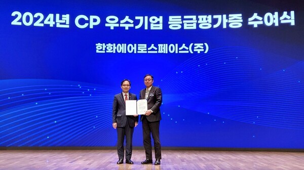 최병선 한화에어로스페이스 준법지원실장(우)과 한기정 공정거래위원장이 기념 사진을 찍고 있다. [제공=한화에어로스페이스]