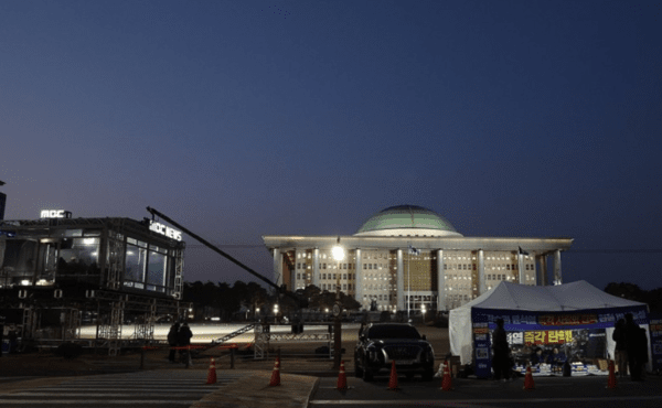 윤석열 대통령에 대한 두 번째 탄핵소추안 표결을 하루 앞둔 13일 오후 서울 여의도 국회의사당이 환하게 불을 밝히고 있다. [제공=연합뉴스]