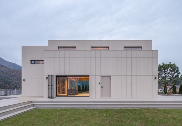 LG전자가 차별화된 AI가전과 HVAC 기술을 집약한 혁신적인 주거생활 솔루션 ‘LG 스마트코티지’를 SM엔터테인먼트에 공급했다. 강원도 SM 연수원에 설치된 LG 스마트코티지 모습.