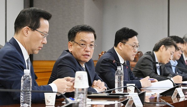 최상목 부총리 겸 기획재정부 장관은 '거시경제·금융현안 간담회'(F4 회의)를 통해 비상계엄  사태와 관련해 금융시장 충격을 완화해야 한다고 강조했다. [제공=연합]