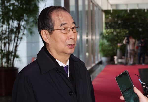 한덕수 대통령 권한대행 국무총리가 15일 서울 종로구 정부서울청사에서 정진석 대통령 비서실장을 만나 대통령 비서실과 총리비서실·국무조정실 간 업무 조정 문제를 협의한 뒤 청사를 나서며 취재진과 인터뷰를 하고 있다. 연합뉴스