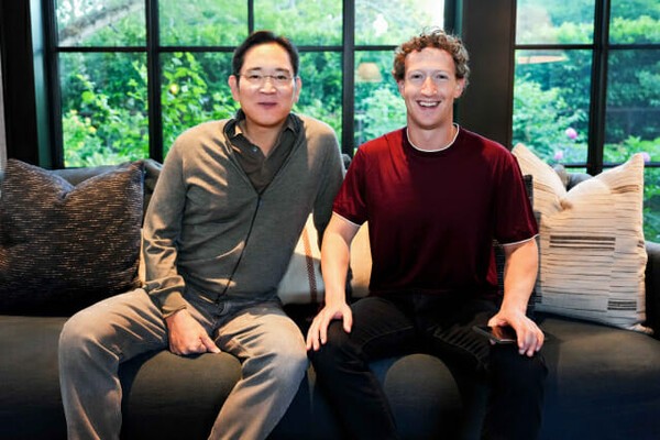 이재용 삼성전자 회장이 미국 서부 팔로 알토에 위치한 마크 저커버그(Mark Zuckerberg) 메타 CEO 자택에서 기념 사진을 촬영하고 있다. [제공=삼성전자]
