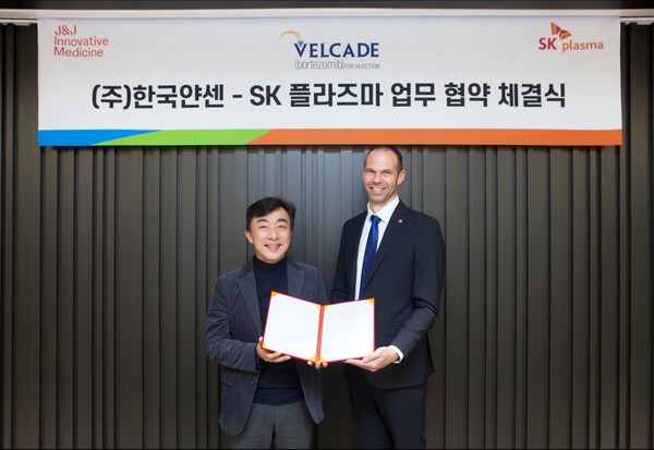 왼쪽부터 김승주 SK플라즈마 대표이사, 크리스찬 로드세스(Christian Rodseth) 한국얀센 대표이사가 ‘벨케이드주’의 국내 독점 판매 계약 체결식을 가졌다. [제공=SK플라즈마]
