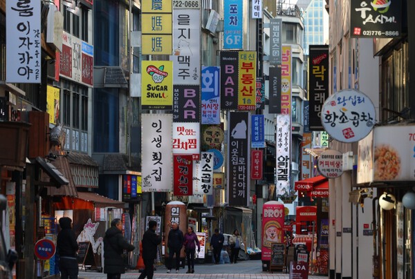 불황에 비상계엄 사태의 충격파까지 더해지면서 소비심리가 크게 위축된 가운데  서울 종로의 음식점 골목이 한산한 모습이다. 연합뉴스
