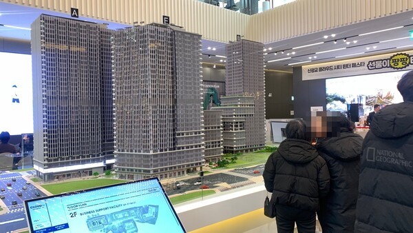 모형도를 살펴보고 있다.@EBN