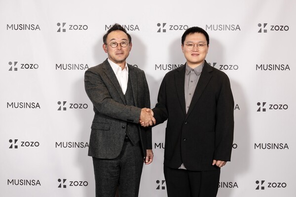 일본 조조 본사에서 열린 MOU 체결식에서 기념사진을 촬영한 조만호 무신사 총괄 대표(오른쪽)와 조조 대표이사 사장 겸 CEO 사와다 코타로(澤田宏太郎). [제공=무신사]