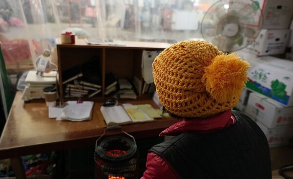 지난 3일부터 시작된 비상계엄과 탄핵 사태가 외식 및 숙박업계를 강타하며 소상공인들의 경영 상황에 심각한 영향을 미친 것으로 나타났다. [제공=연합]