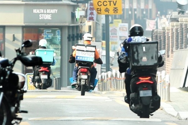 상생안을 도출한 배달앱 수수료 갈등도 여전히 첨예하다. 연합뉴스