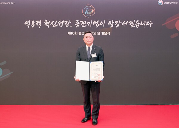 ‘제10회 중견기업인의 날’ 기념식에서 국무총리 표창을 받은 조성원 동성케미컬 사업D&I BU 부사장.[제공=동성케미컬]