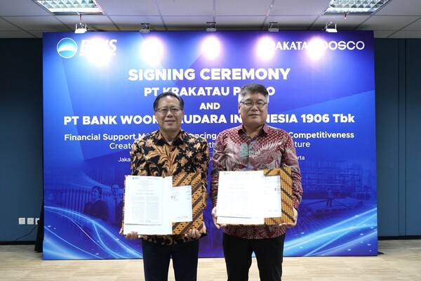 17일 우리은행 인도네시아 법인 자카르타 우리소다라은행 본사에서 크라카타우포스코가 우리은행과 '인도네시아 철강 경쟁력 강화를 위한 금융지원 업무협약(MOU)'을 체결했다. 왼쪽부터 정범수 크라카타우포스코 법인장, 김응철 우리소다라 은행 법인장. [제공=포스코] 