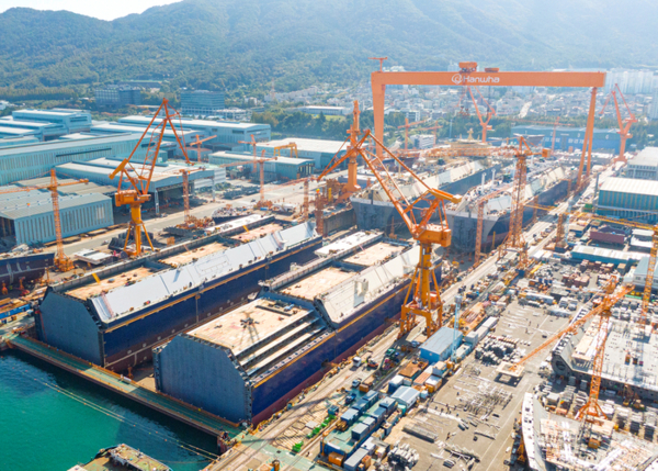 ▶ 한화오션 제1도크에서 LNG운반선 4척이 동시 건조 중이다. [제공=한화오션]
