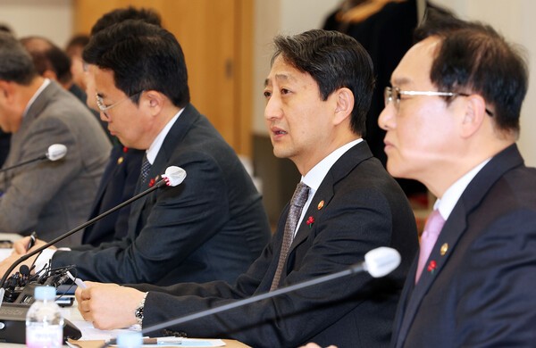 안덕근 산업통상자원부 장관이 17일 오후 서울 강남구 무역협회에서 열린 민관 합동 실물경제 비상전략회의에서 발언하고 있다. 연합뉴스