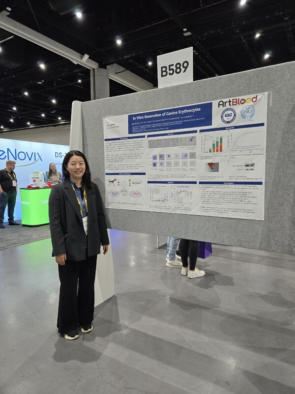 아트블러드 박성아 연구원은 국제 학회 CELL BIO 2024서 세계 최초 ‘개 혈액의 체외(in- vitro) 생산 연구’ 성과를 성공적으로 발표했다. [제공=아트블러드]