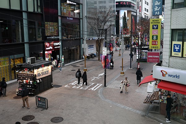 경기 침체 속에 비상계엄 사태가 터지면서 연말을 앞두고 소비심리가 위축된 서울 명동거리의 모습. 연합뉴스