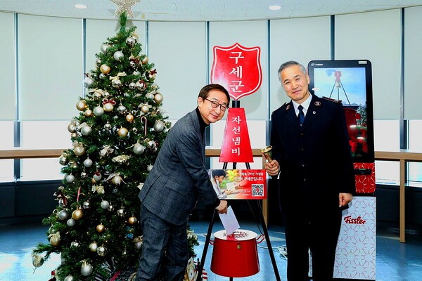 구세군 자선냄비에 기부하는 현대해상 조용일 대표이사(왼쪽) [현대해상 제공]