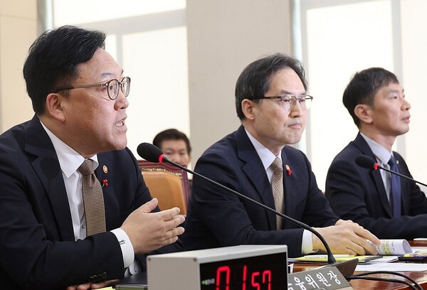 김병환 금융위원장이 18일 서울 여의도 국회에서 열린 정무위원회 전체회의에서 의원질의에 답하고 있다. [제공=연합]