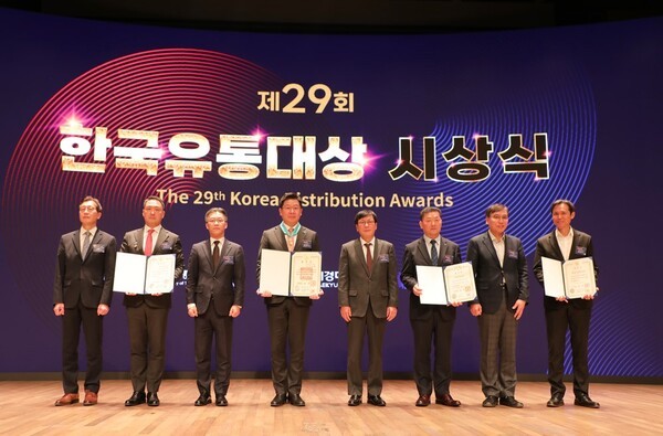 제29회 한국유통대상 시상식에서 BGF리테일 민승배 대표(좌측에서 4번째)와 수상자들이 함께 기념촬영을 하고 있다. [제공=BGF리테일]