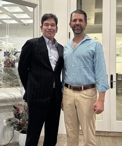 정용진 신세계그룹 회장이 지난 1월 자신의 인스타그램 계정에 올린 사진. 도널드 트럼프 미국 대통령 당선인의 장남인 트럼프 주니어와 나란히 서서 포즈를 취했다. [사진=정용진 회장 SNS 갈무리]