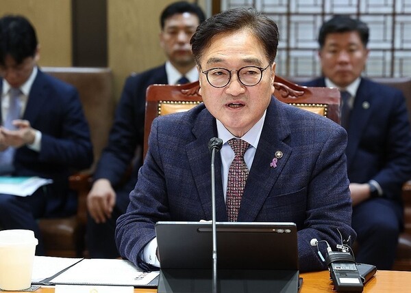 우원식 국회의장이 16일 국회에서 '위헌적 비상계엄 선포를 통한 내란 행위의 진상규명을 위한 특별검사' 후보 추천위원 위촉식에서 위원들에게 위촉장을 전달한 뒤 발언하고 있다.[연합]