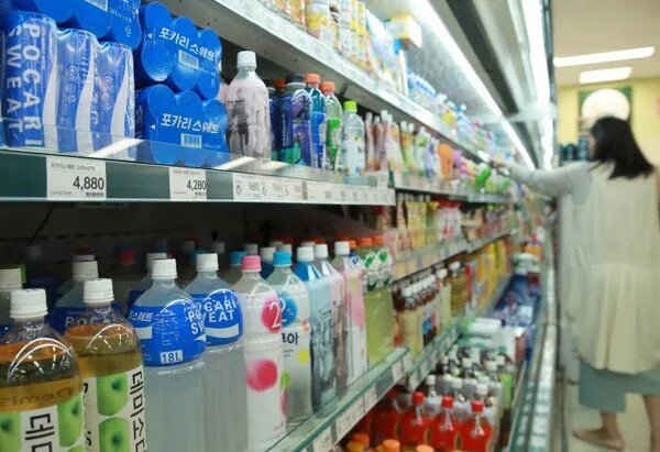 동아오츠카 음료 제품 포카리스웨트가 마트에 진열돼 있다. 연합뉴스