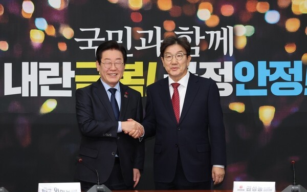 더불어민주당 이재명 대표가 18일 오후 서울 여의도 국회에서 예방한 국민의힘 권성동 원내대표(오른쪽)와 악수하며 기념 촬영하고 있다.[연합]