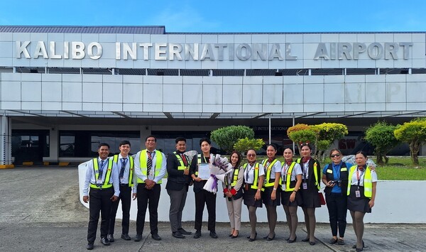 티웨이항공이 필리핀 아클란주 주지사로부터 감사장을 수여받고 티웨이항공 및 칼리보 공항 관계자와 함께 기념사진 촬영을 하고 있다.[제공=티웨이항공]