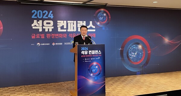 박주선 대한석유협회 회장이 18일 서울 중구 롯데호텔에서 열린 '2024 석유컨퍼런스'에서 개회사를 하고 있다.[제공=대한석유협회]