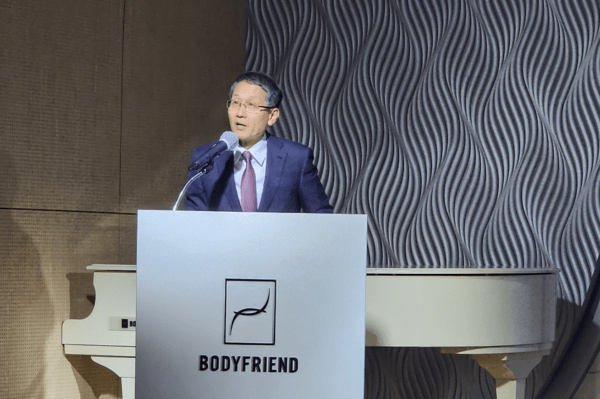 지성규 바디프랜드 대표이사가 19일 서울 강남구 소재 바디프랜드 도곡타워에서 파밀레 기자간담회에서 인사말을 하고 있는 모습이다. [제공=EBN]