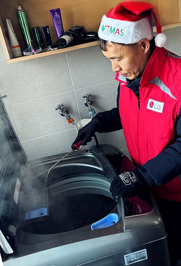 LG전자가 사회적 배려 대상자를 위한 찾아가는 서비스 ‘LG Go! 高! 돌봄 서비스’를 운영한다. LG전자 서비스 매니저가 복지시설을 찾아 겨울철 동결·동파가 발생하기 쉬운 세탁기를 점검하고 스팀으로 내부를 살균하고 있다. [출처=LG전자]
