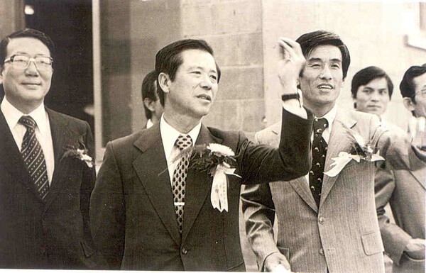 코오롱그룹 故 이동찬 선대회장이 1977년 코오롱유화 울산공장 준공식에 참석해 임직원들을 격려하는 모습.