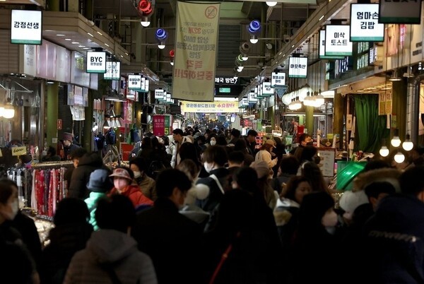 서울 마포구 망원시장에서 시민들이 장을 보고 있다. 연합뉴스