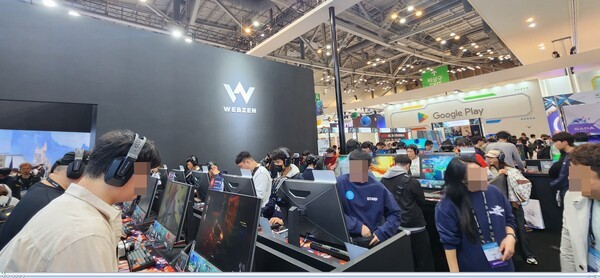 11월 부산 벡스코에서 열린 지스타 2024 웹젠 부스에서 관람객들이 '드래곤 소드'를 시연하고 있다. [출처=EBN]