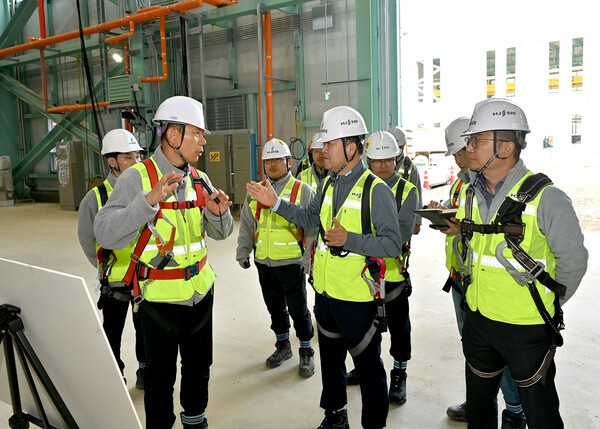 현장 안전점검 중인 김완석 대표.(가운데)김완석 대표.@HJ중공업 건설부문