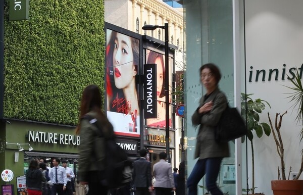 국내 패션·뷰티업계는 올해에 이어 내년도 ‘불황형 소비’로 인한 성장 한계를 떨쳐내기 힘들 예정이다. [제공=픽사베이]