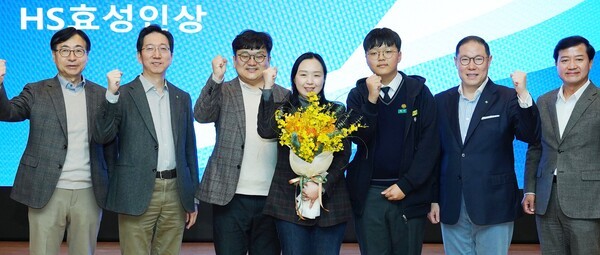 조현상 HS효성 부회장(사진 오른쪽에서 두번 째), ‘2024 올해의 자랑스러운 HS효성인상’ 수상자 정유조PL과 가족들(왼쪽에서 세번 째, 네번 째, 다섯번 째), 임진달 HS효성더클래스 대표이사(왼쪽에서 첫번 째), 안성훈 HS효성 대표이사(왼쪽에서 두번 째), 성낙양 HS효성첨단소재 대표이사(오른쪽에서 첫번 째). [제공=HS효성]