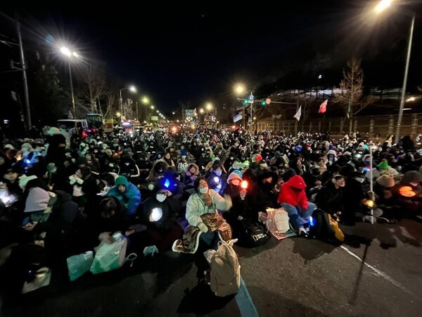 전국농민회총연맹이 윤석열 대통령의 구속을 촉구하며 진행한 트랙터 상경 시위가 경찰과의 밤샘 대치로 이어졌다. [제공='윤석열 즉각퇴진·사회대개혁 비상행동' 제공]
