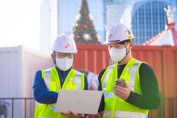 SK텔레콤, SK오앤에스 직원들이 잠실역 주변의 네트워크 현황을 점검하는 모습 [제공=SKT]