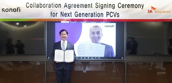 SK바이오사이언스 안재용 사장(왼쪽)과 사노피 장 프랑수아 투생(Jean-Francois Toussant) 백신 R&D 부문 글로벌 총괄담당이 계약 체결 후 기념촬영을 하고 있다. [제공=SK바이오사이언스]