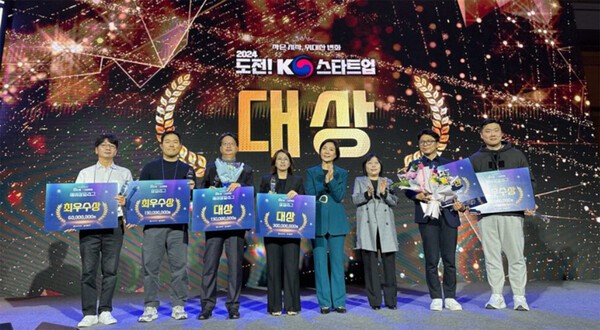 지난 12일 서울 코엑스에서 열린 '도전! K-스타트업' 창업경진대회에서 중소벤처기업부 오영주 장관(왼쪽 다섯번째)과 상을 받은 벤처기업 대표들이 기념사진을 찍고 있다. [제공=포스코]